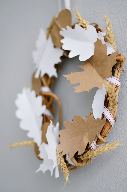Basteln im Herbst: DIY Blätterkranz aus Papier