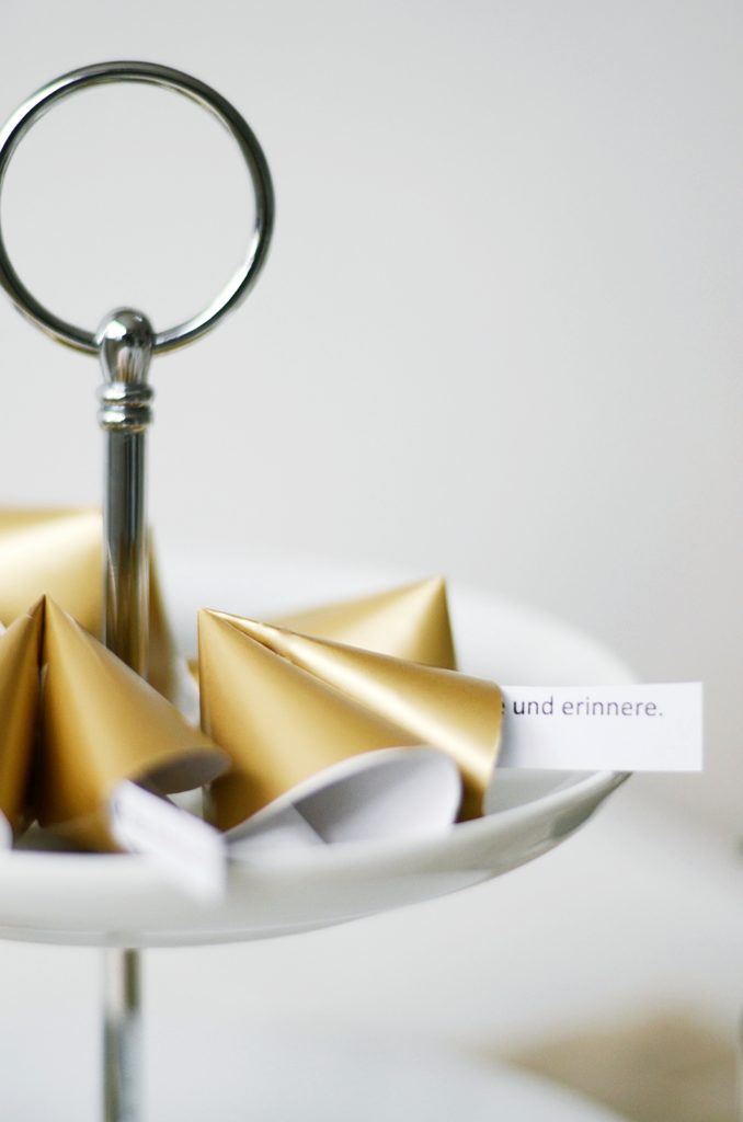 DIY Geschenkidee für Silvester: Glückskekse aus Papier basteln + passende Sprüche zum Ausdrucken