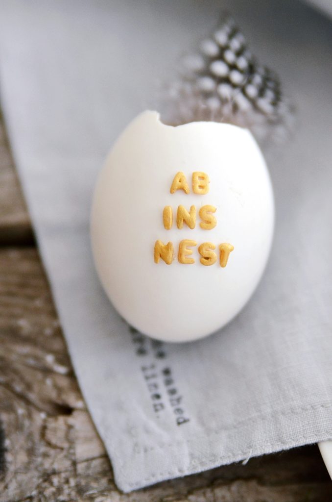 DIY Osterdeko: Eier mit Buchstabennudeln