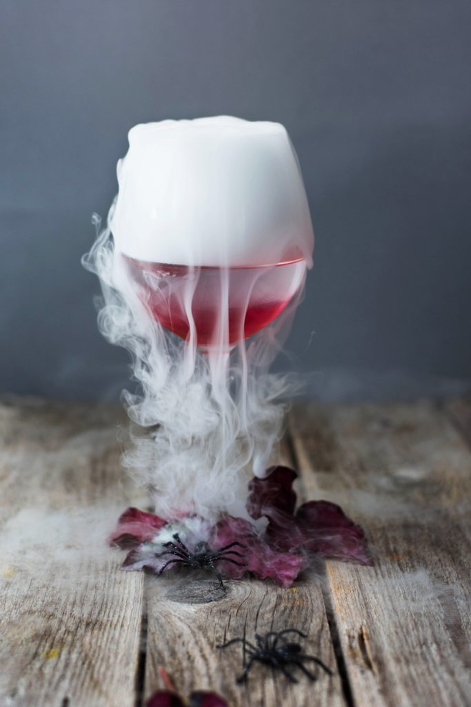 DIY Halloween Rezept: "Bleading Heart" Cocktail mit Trockeneis