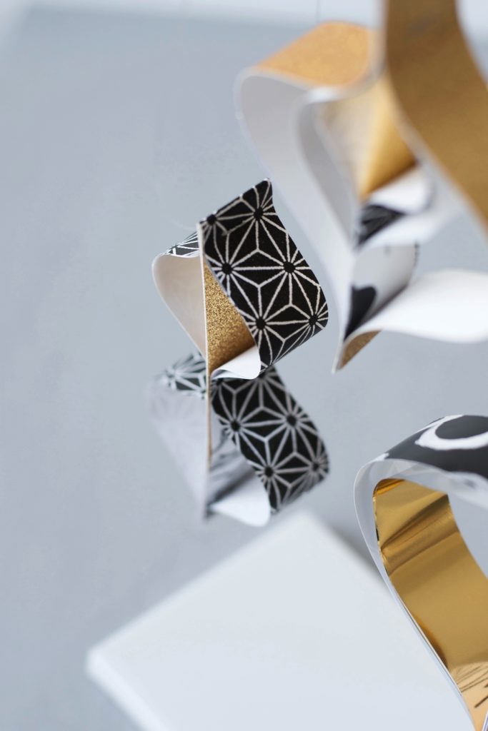 DIY Ornament aus Papierstreifen in Gold und Schwarz