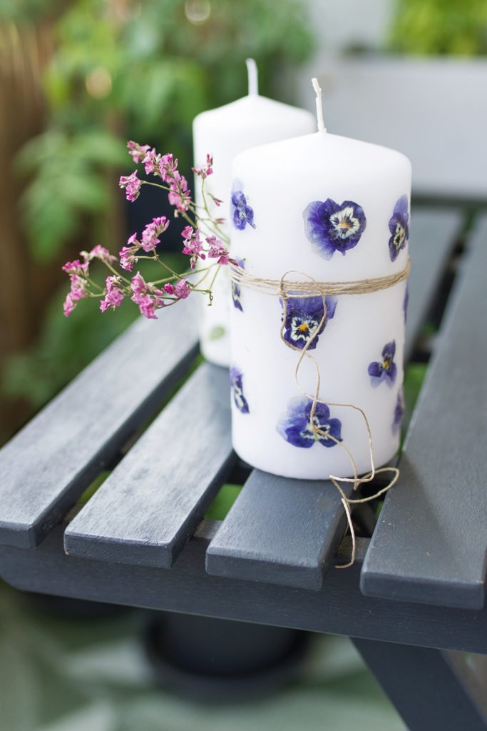 DIY Idee für den Muttertag: Kerze mit getrockneten Blumen verzieren