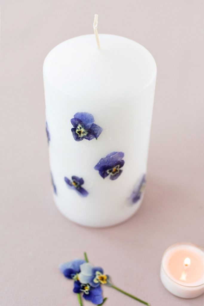 DIY Idee für den Muttertag: Kerze mit getrockneten Blumen verzieren