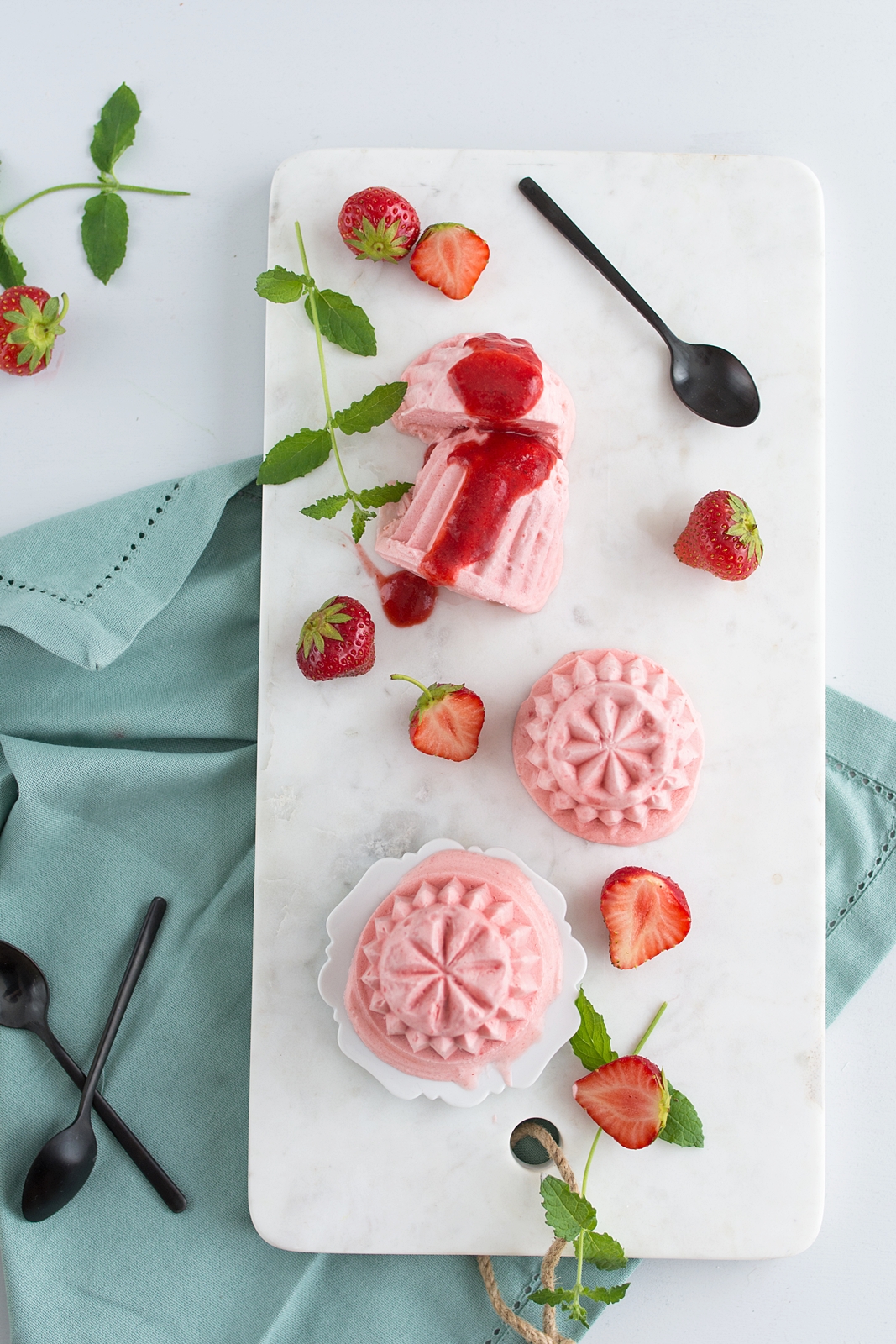 Das perfekte Sommerdessert: Einfaches Erdbeer-Joghurt-Parfait ohne Ei