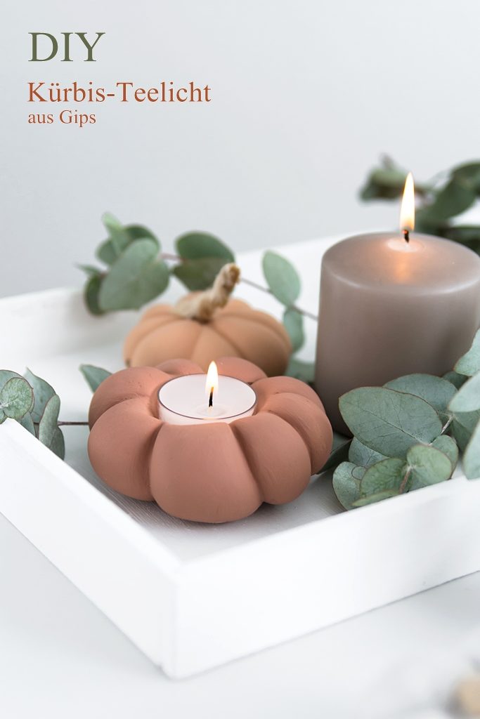 Terracottafarbene Herbstdeko: DIY Kürbis Teelicht aus Gips #styleyourkürbis #sinnenrauschDIY