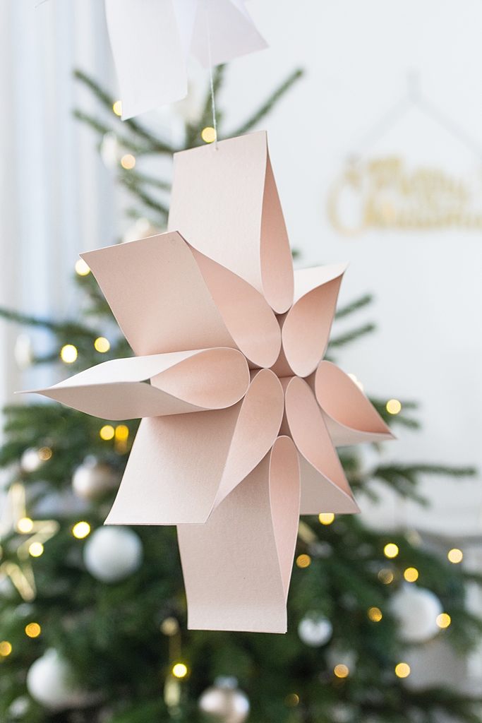 DIY: Einfacher Weihnachtsstern aus Papier