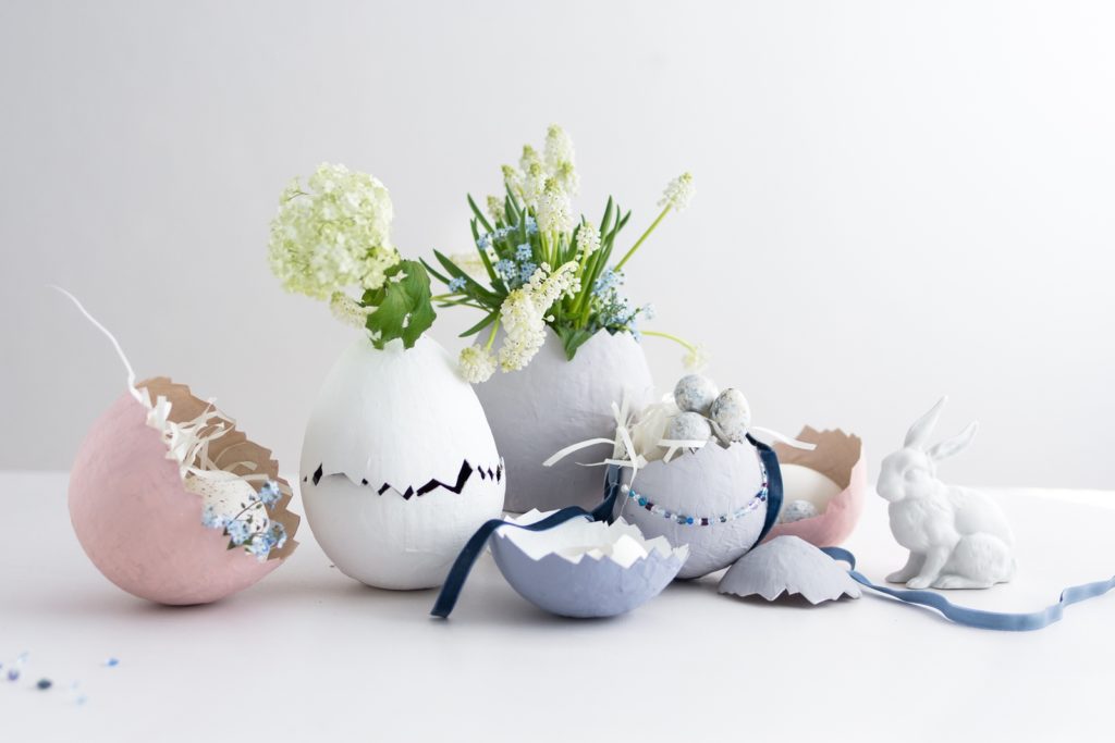 Kreative Bastelidee zu Ostern: Pappmaché Eier als Osternester, Blumentopf oder schlichte Vase