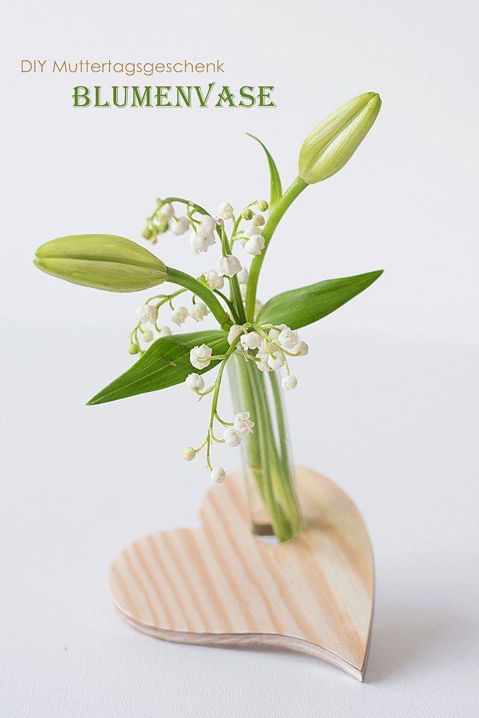 DIY Geschenkidee zum Muttertag: Reagenzglas-Vase aus Holz in Herzform