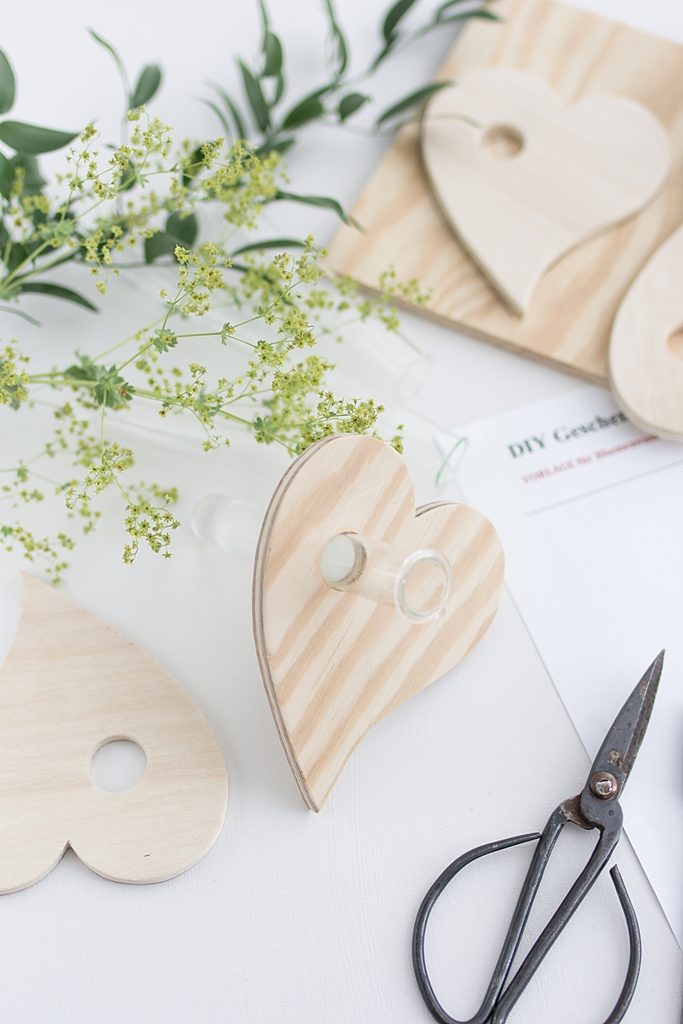 DIY Geschenkidee zum Muttertag: Reagenzglas-Vase aus Holz in Herzform