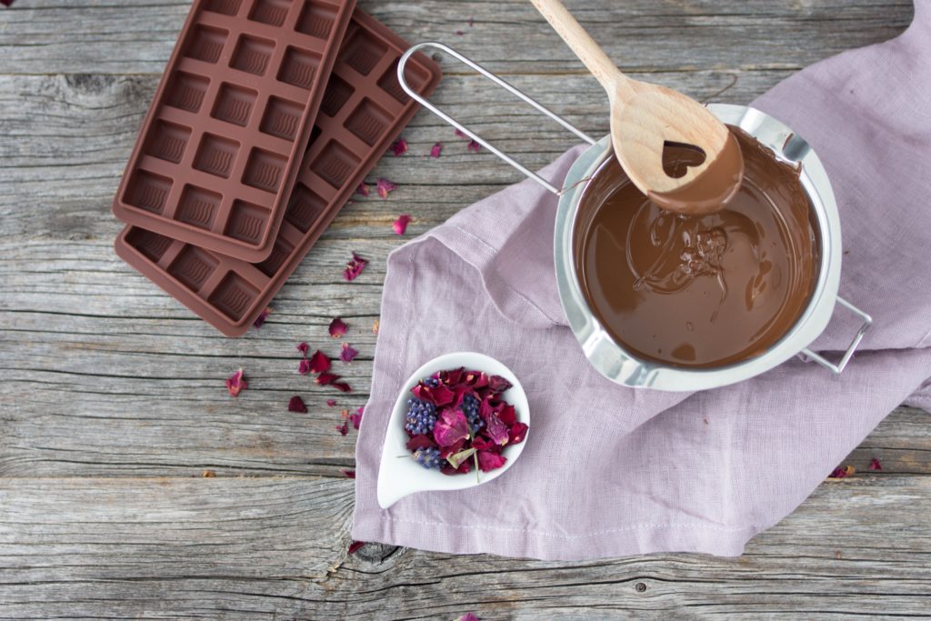 Selbermachen und genießen: Schokolade mit essbaren Blüten