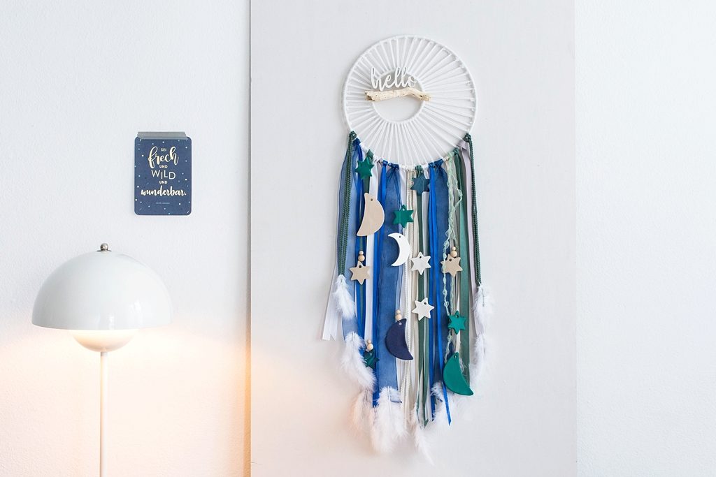 So einfach bastelst du dir deinen eigenen Traumfänger mit Fimo-Anhängern fürs Kinderzimmer oder Schlafzimmer. #diy #meinhofer #hoferat #dabinichmirsicher #sinnerauschDIY