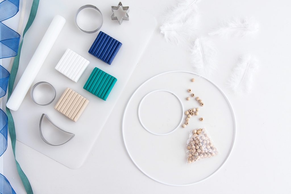 So einfach bastelst du dir deinen eigenen Traumfänger mit Fimo-Anhängern fürs Kinderzimmer oder Schlafzimmer. #diy #meinhofer #hoferat #dabinichmirsicher #sinnerauschDIY