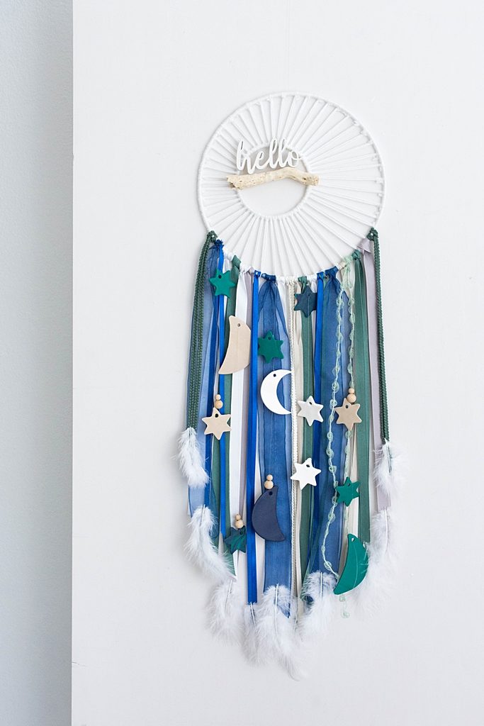 So einfach bastelst du dir deinen eigenen Traumfänger mit Fimo-Anhängern fürs Kinderzimmer oder Schlafzimmer. #diy #meinhofer #hoferat #dabinichmirsicher #sinnerauschDIY