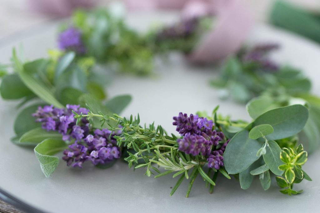 Tischdeko oder Wandbehang: Duftender DIY Kräuter-Lavendel-Kranz für MEIN HOFER