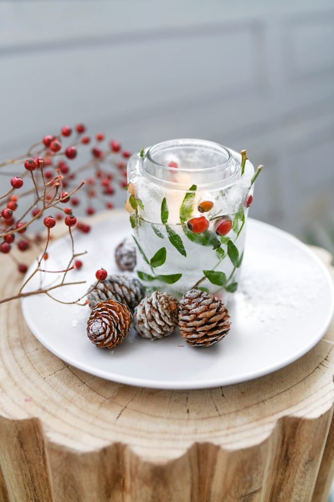 Winter Deko für Minusgrade: DIY Eislichter mit Naturmaterialien