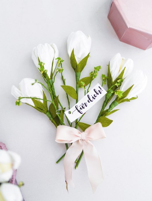 DIY Muttertagsgeschenk: Tulpen-Bouquet aus Krepp-Papier mit süßem Inhalt