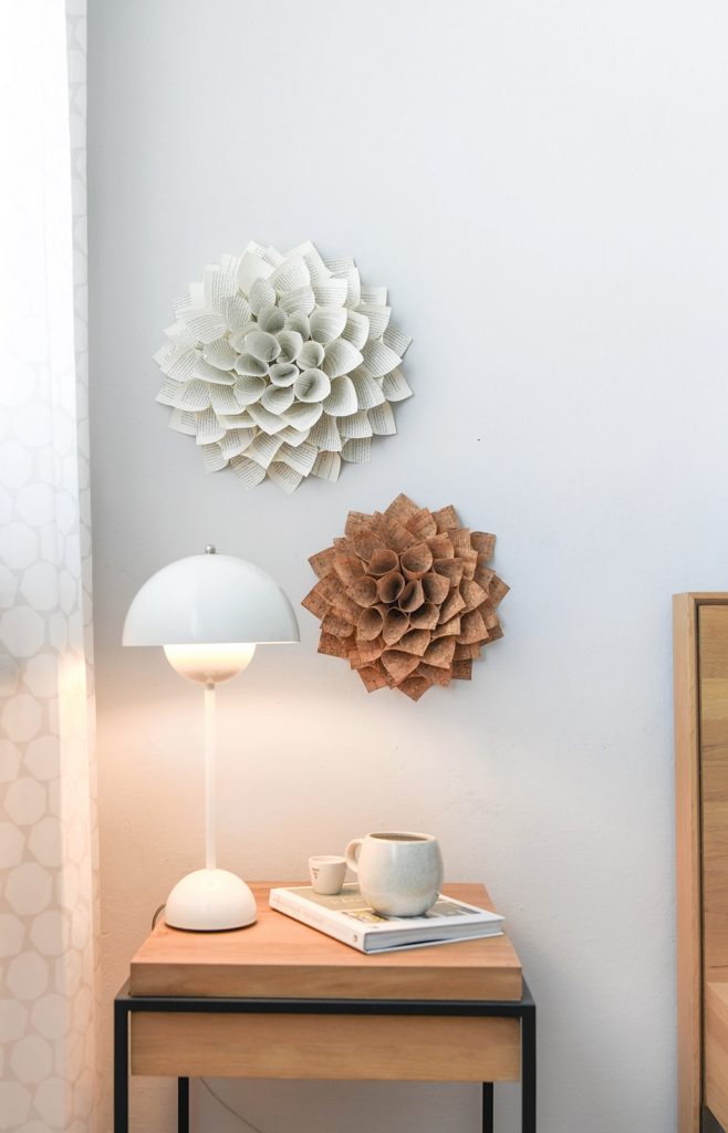Florales für die Wand: DIY Deko-Dahlien aus Buchseiten und Korkstoff