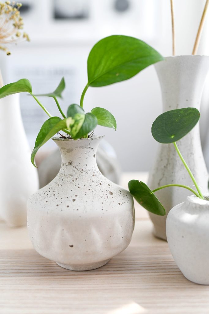DIY Beton-Accessoires:  Alte Porzellan-Vasen als Gießform verwenden