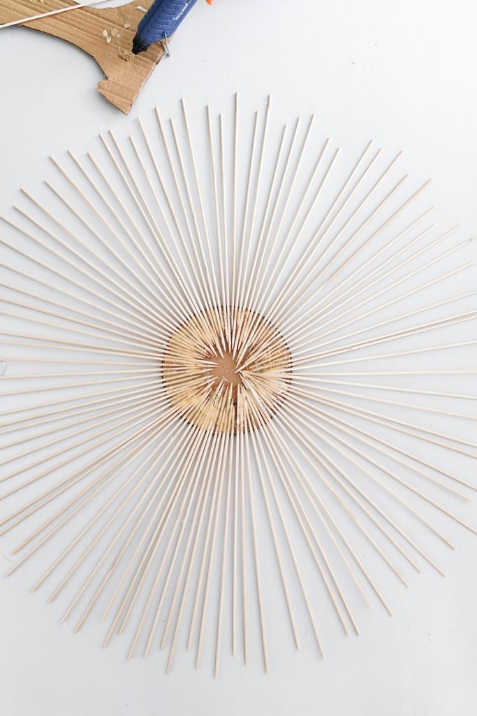 DIY: Low Budget-Sonnenspiegel aus Holzspießen und Spiegelstickern