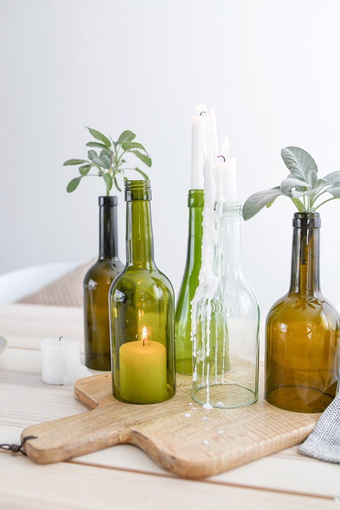 Upcycling-Idee: Trinkgläser und Kerzenhalter aus leeren Weinflaschen