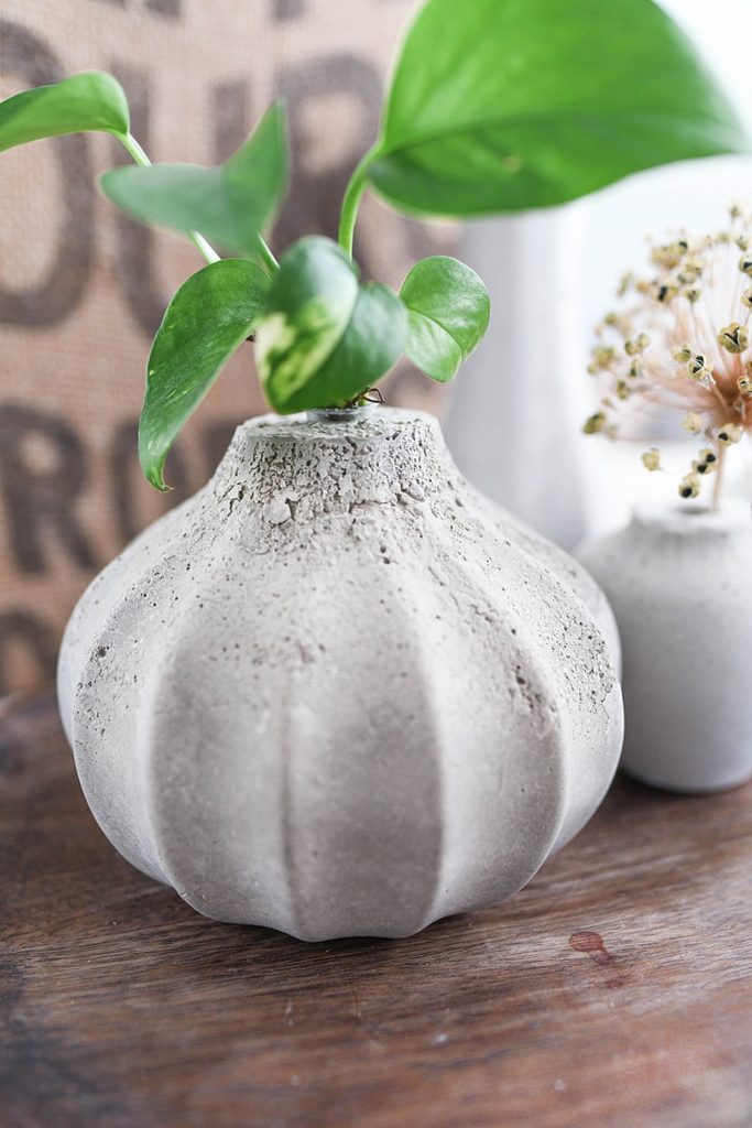 DIY Beton-Accessoires:  Alte Porzellan-Vasen als Gießform verwenden