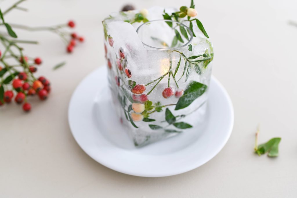 Winter Deko für Minusgrade: DIY Eislichter mit Naturmaterialien für Garten und Balkon