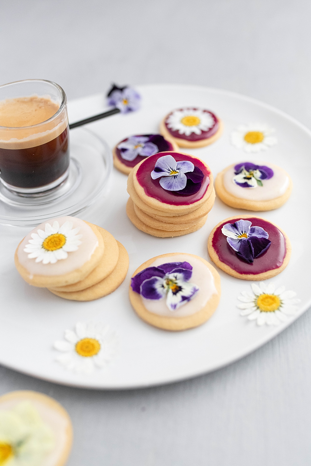 Backrezept für den Frühling: Blüten-Kekse mit essbaren Veilchen ...