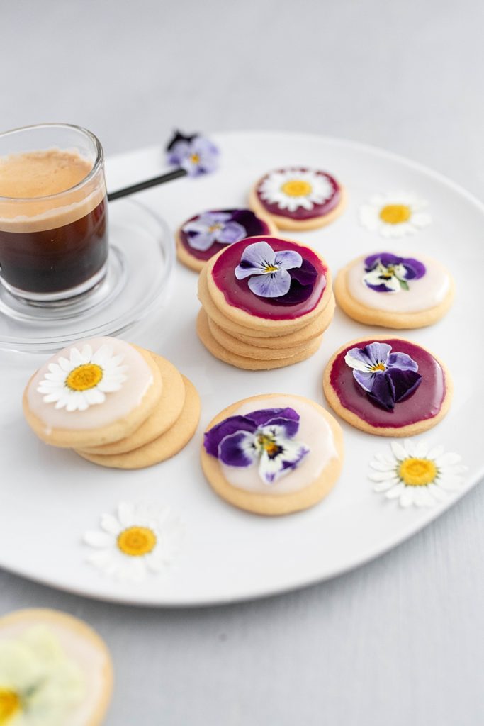 Backrezept für den Frühling: Blüten-Kekse mit essbaren Veilchen