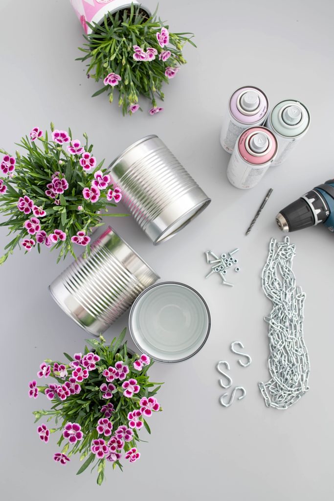 Upcycling-Idee zum Muttertag: Bepflanzte Blumenampel mit Pink Kisses aus Konservendosen selber machen