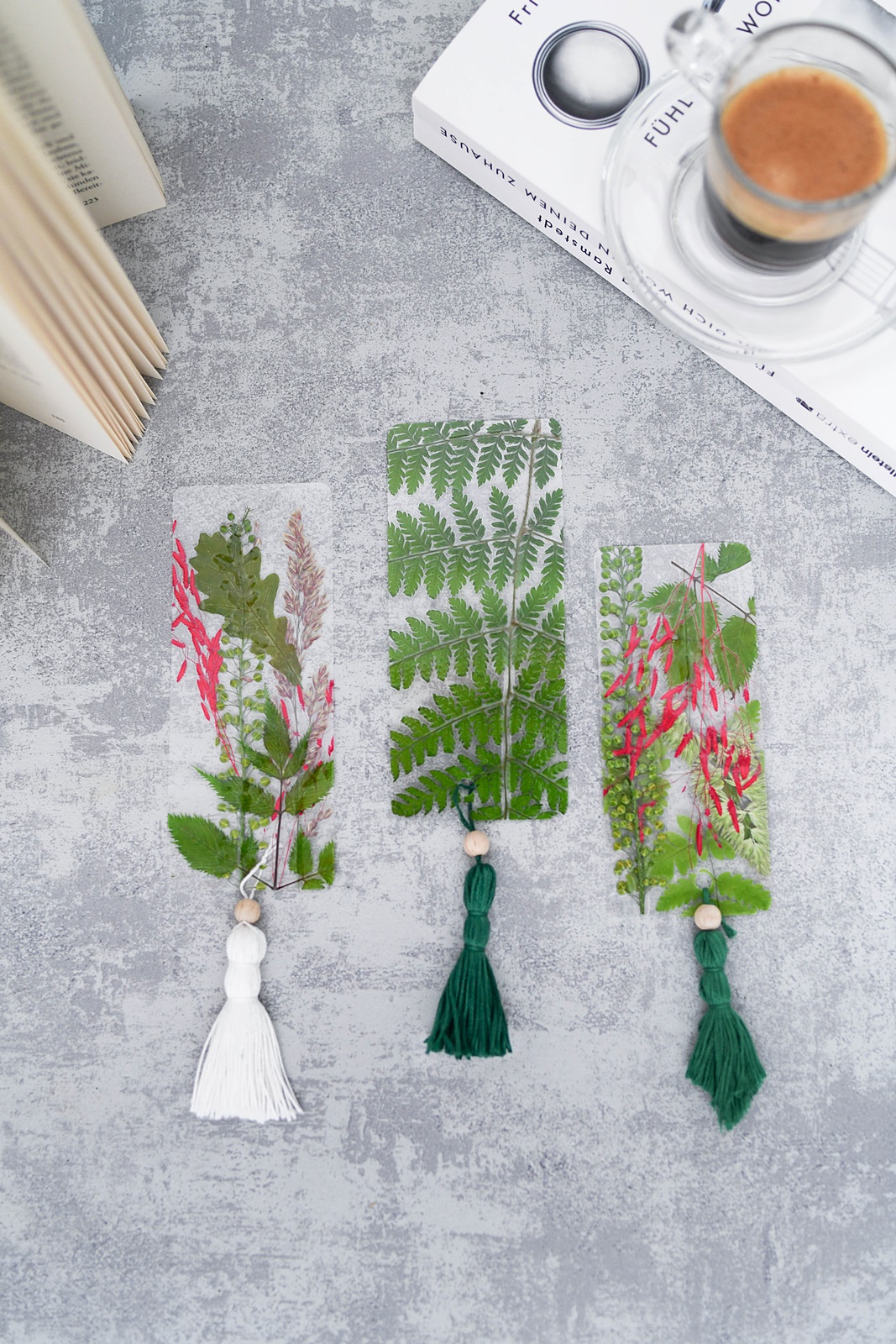 Nie wieder Eselsohren: DIY-Lesezeichen mit echten Blumen selber machen