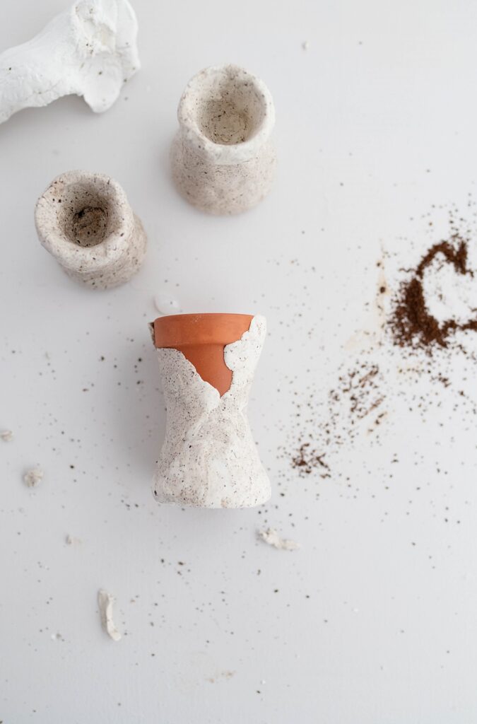 Täuschend echt: Kerzenhalter im Naturstein-Look aus Modelliermasse und Kaffeepulver