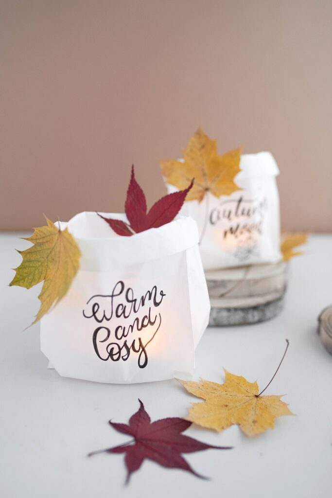 Herbstliche DIY Windlichter aus Papiertüten mit Handlettering