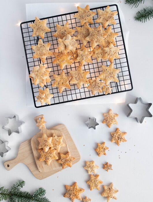 Gut gegen den weihnachtlichen Zuckerschock: Pikante Parmesan-Sternchen mit Rosmarin und Sesam