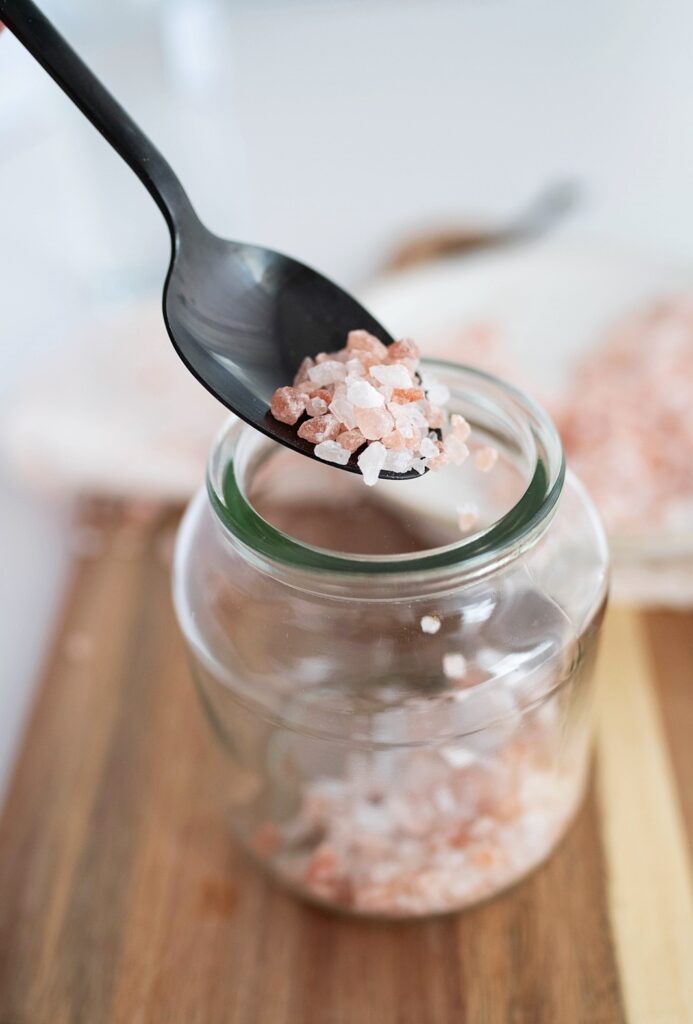 DIY | So einfach zauberst du frostige Windlichter mit Eiskristalleffekt aus Salz