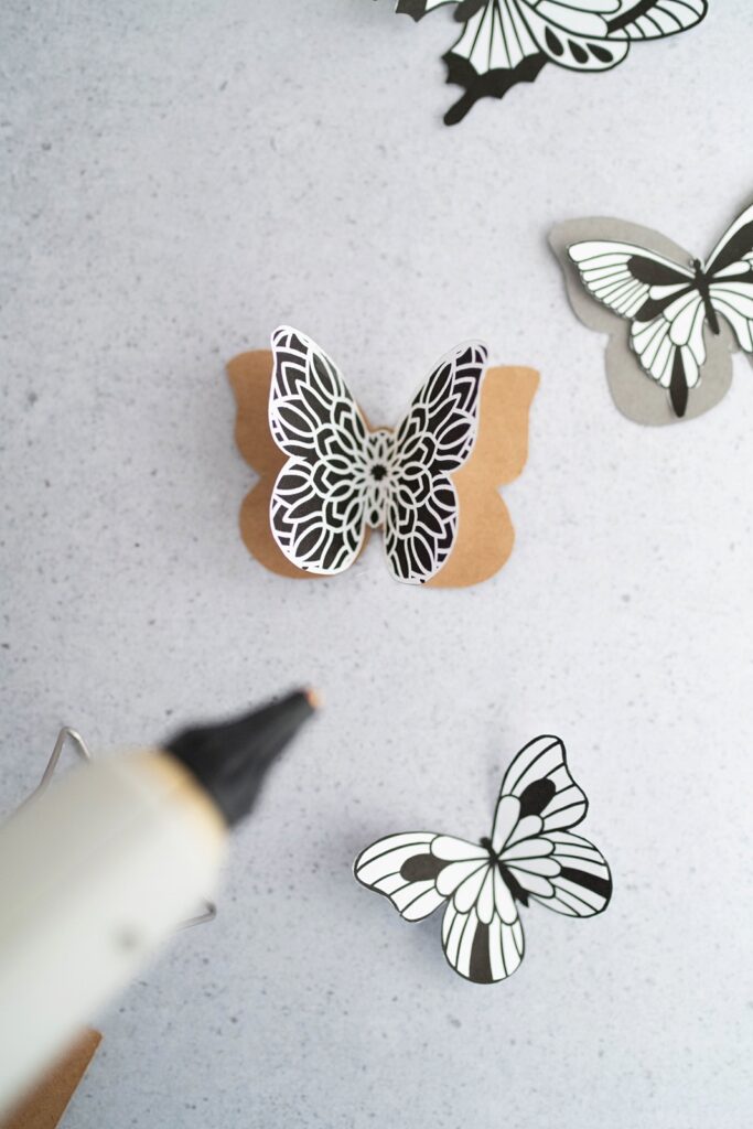 Schnelle DIY Frühlingsdeko: Schmetterlinge aus Papier zum Klemmen