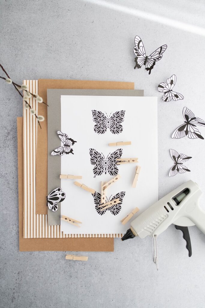 Schnelle DIY Frühlingsdeko: Schmetterlinge aus Papier zum Klemmen