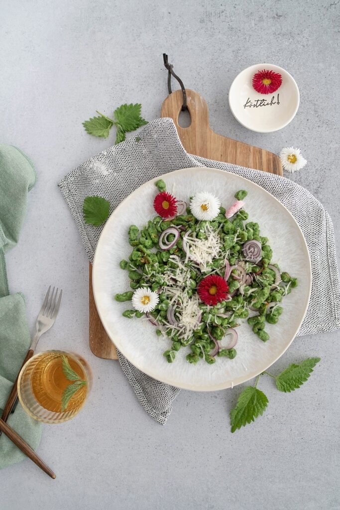 Gesunde Frühjahrsküche: Brennnessel-Spätzle mit Zwiebel