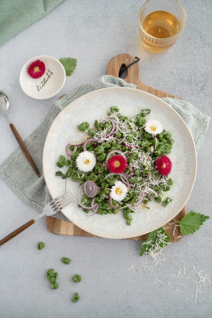 Gesunde Frühjahrsküche: Brennnessel-Spätzle mit Zwiebel