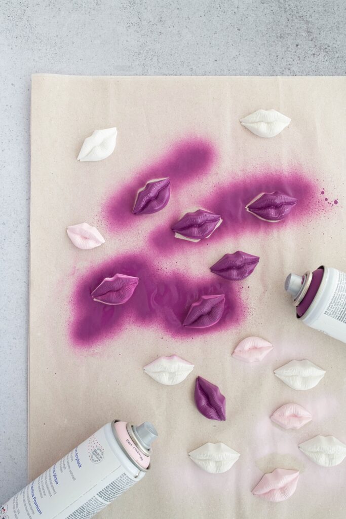 Freundschaftsgruß mit Pink Kisses: Upcycling Blumentopf mit Kussmund