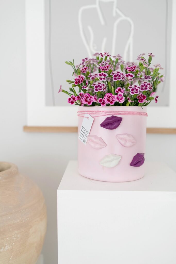 Freundschaftsgruß mit Pink Kisses: Upcycling Blumentopf mit Kussmund