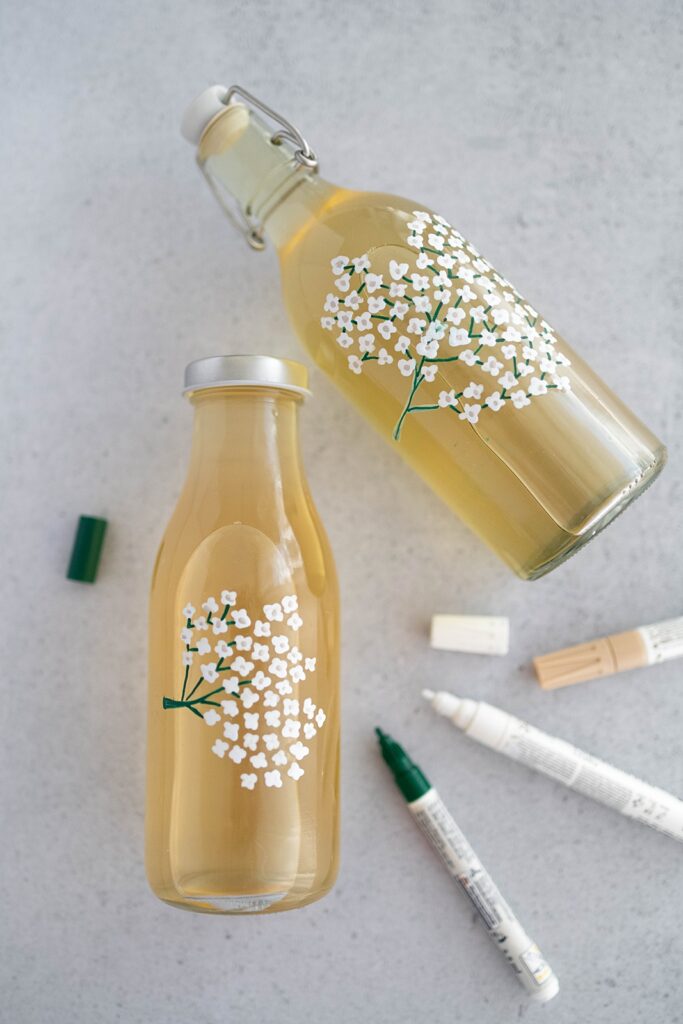 DIY Flaschen mit Holunderblüten bemalen