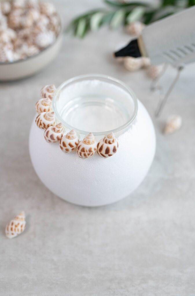 DIY Sommerdeko mit Muscheln: Teelichthalter aus Styroporkugeln