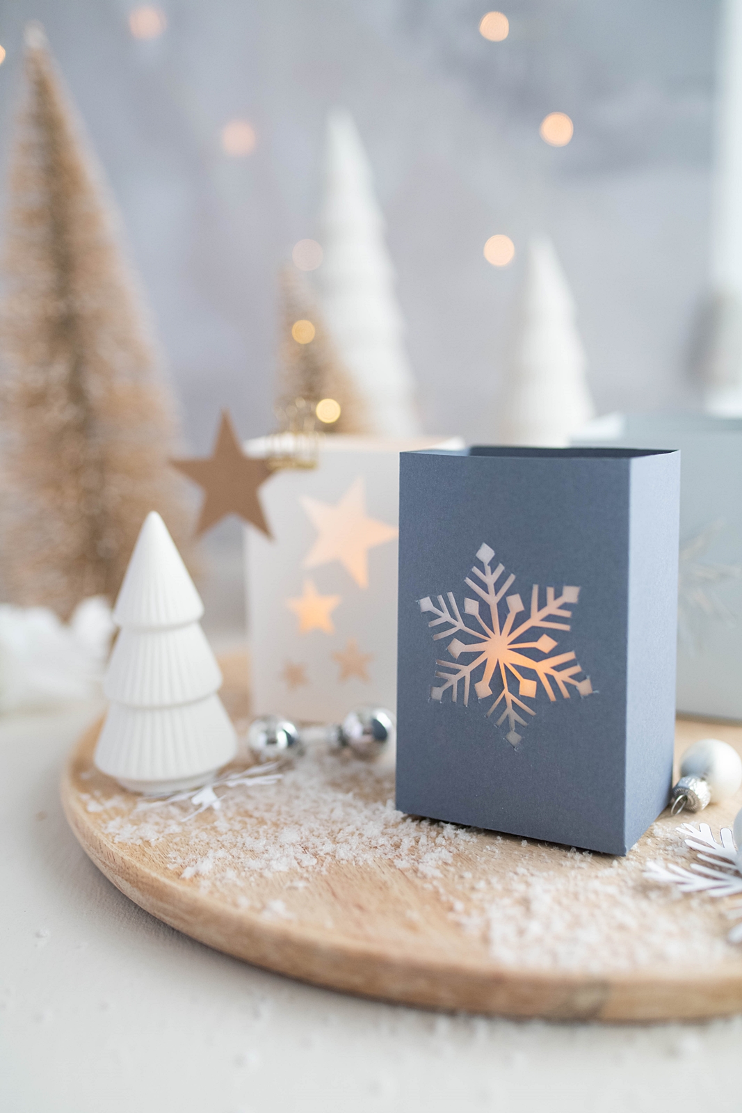 Weihnachtliche Windlichter aus Papier selber basteln - inkl. Vorlage | Teelichthalter