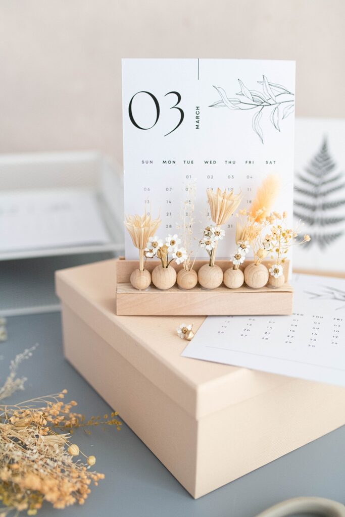 DIY Kartenhalter aus Holzspateln & minimalistischer Kalender 2023 zum kostenlosen Download
