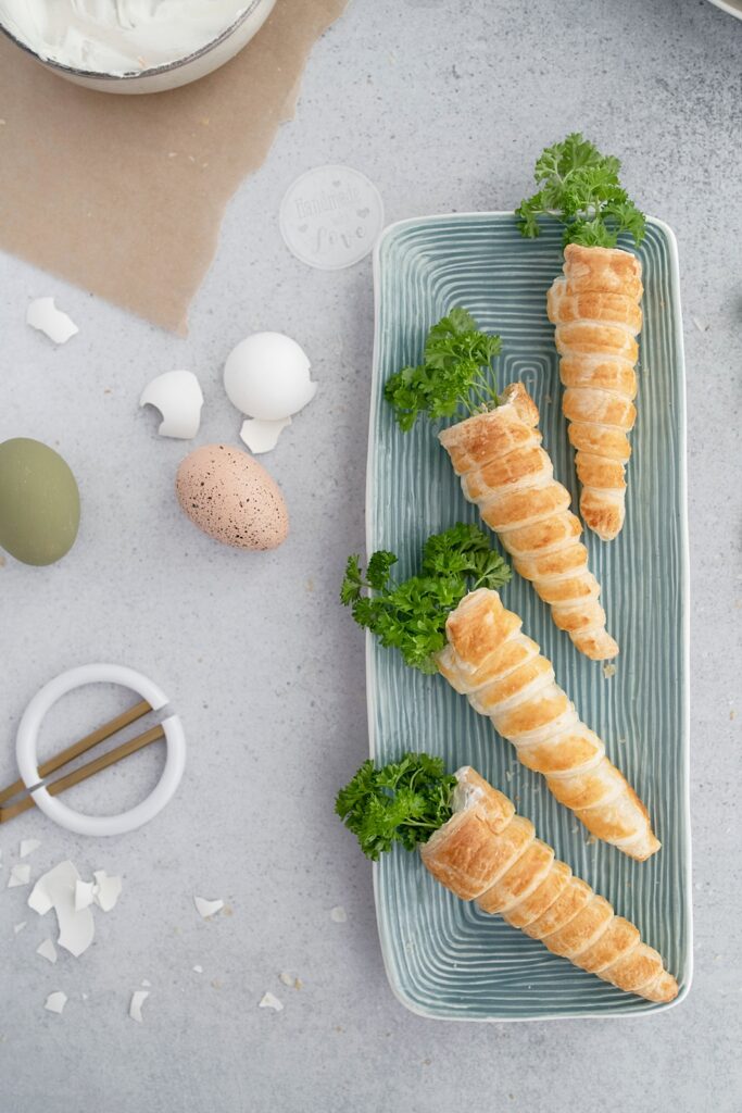 Rezept-Idee für deinen Osterbrunch: Gefüllte Blätterteig-Karotten