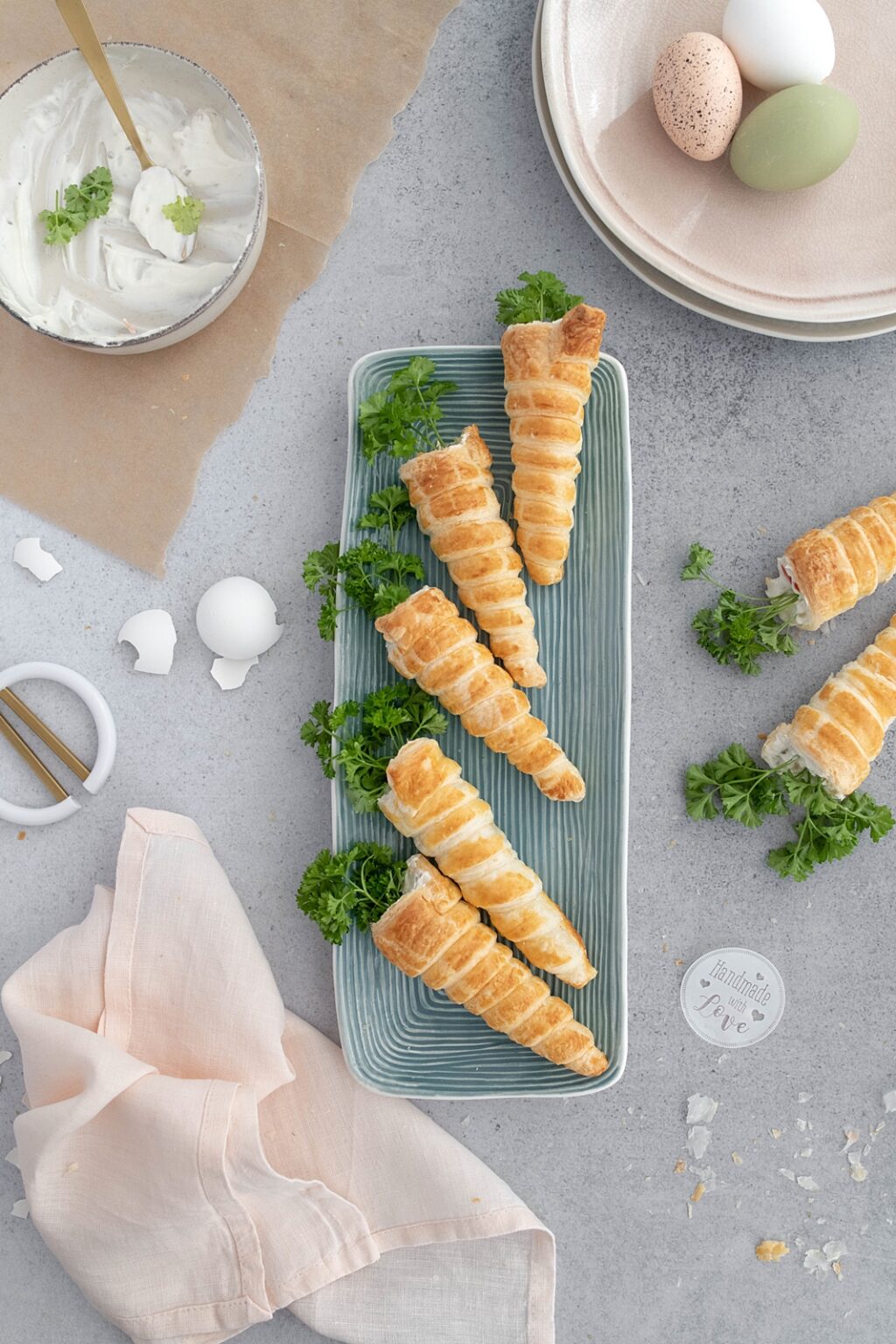Rezept-Idee für deinen Osterbrunch: Gefüllte Blätterteig-Karotten