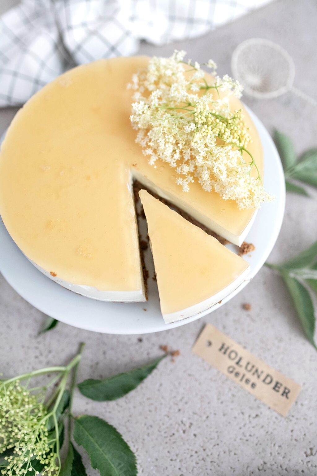 Für heiße Tage: No Bake-Cheesecake mit selbstgemachtem Holunderblütengelee