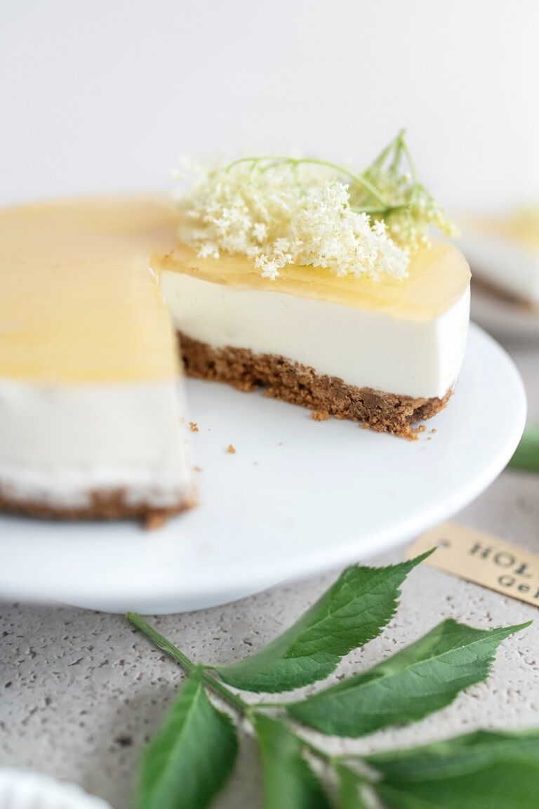 Für heiße Tage: No Bake-Cheesecake mit selbstgemachtem Holunderblütengelee