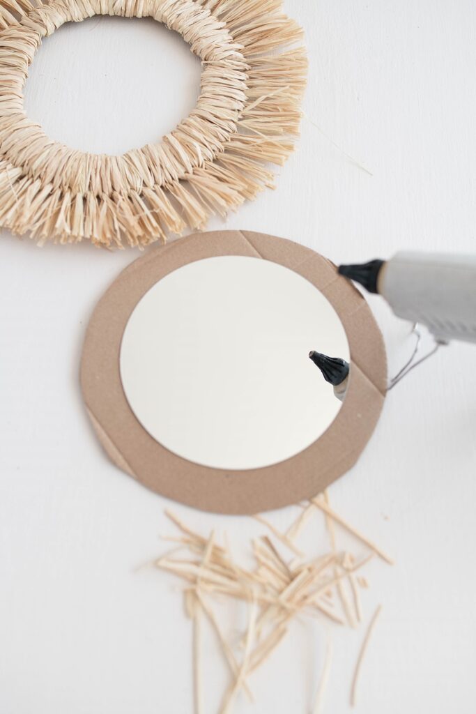 Boho Deko DIY: Natürlich schön - Kranz und Spiegel selber machen aus Naturbast und Karton