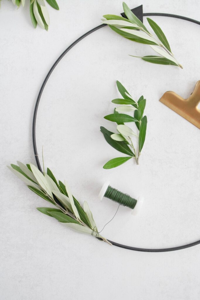 Echte Naturschönheit: DIY Kranz aus Olivenzweigen einfach selber binden